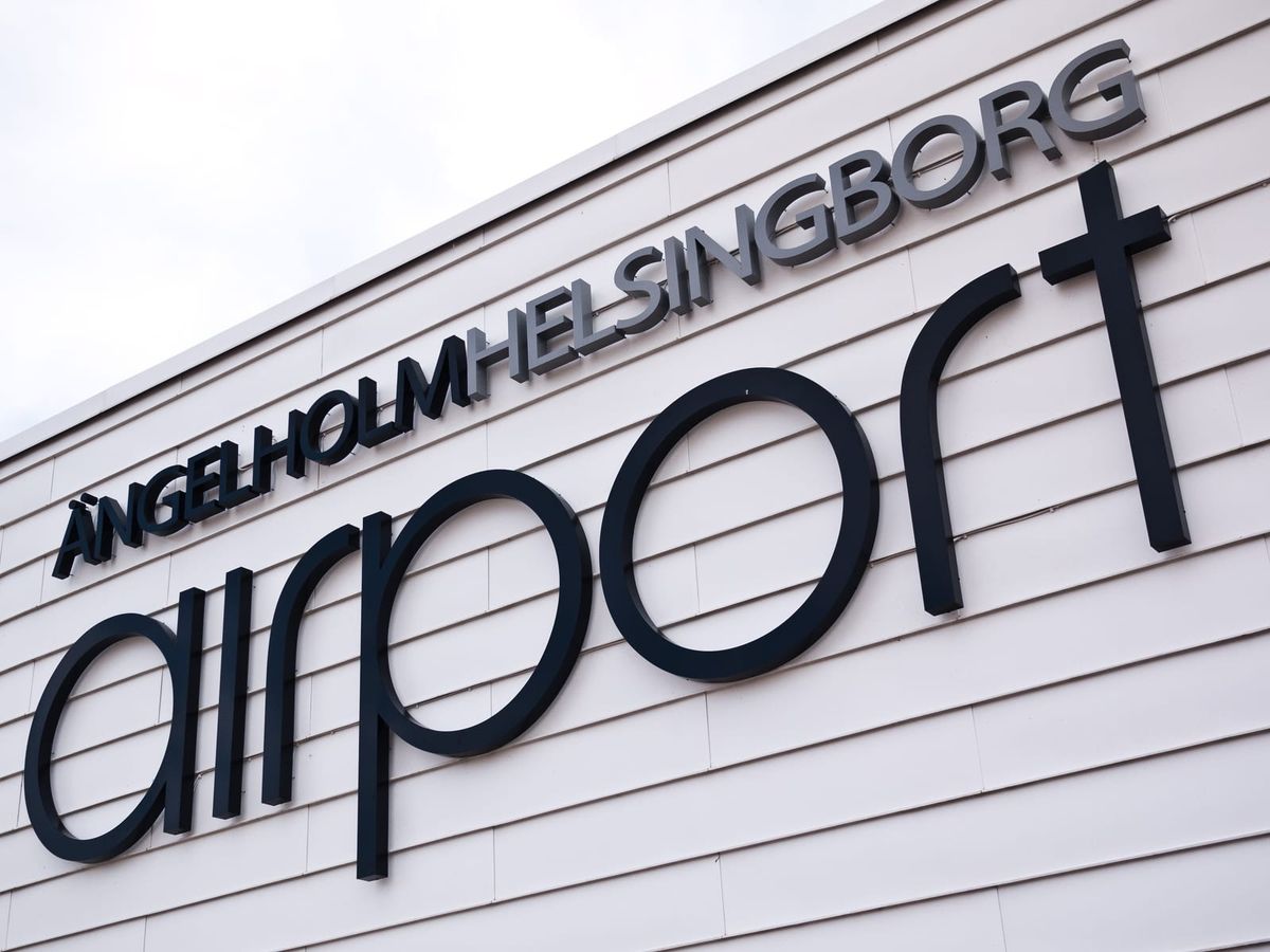 Fasadskylten Ängelholm Helsingborg Airport på terminalbyggnaden