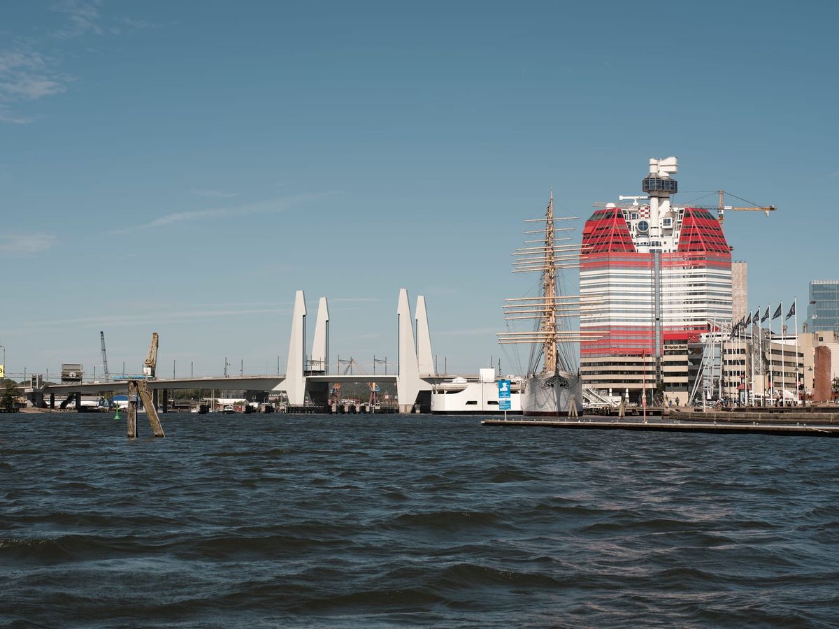 Lilla Bommen i Göteborg med Hisingsbrons lyfttorn, segelfartyget Viking och skyskrapan Läppstiftet vid Göta älv