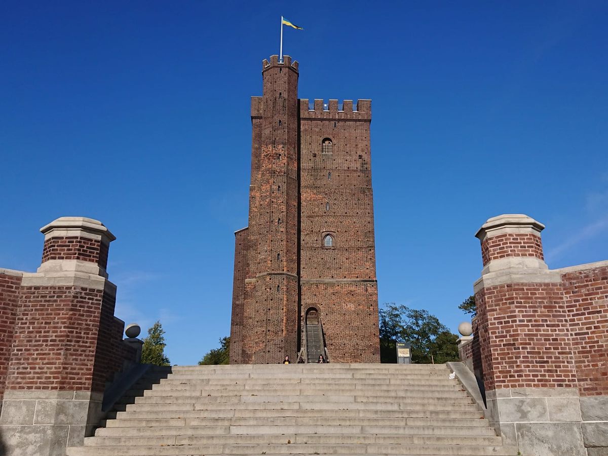 Kärnan i Helsingborg sedd från stentrappan upp mot tornet, med tegelpelare på båda sidor