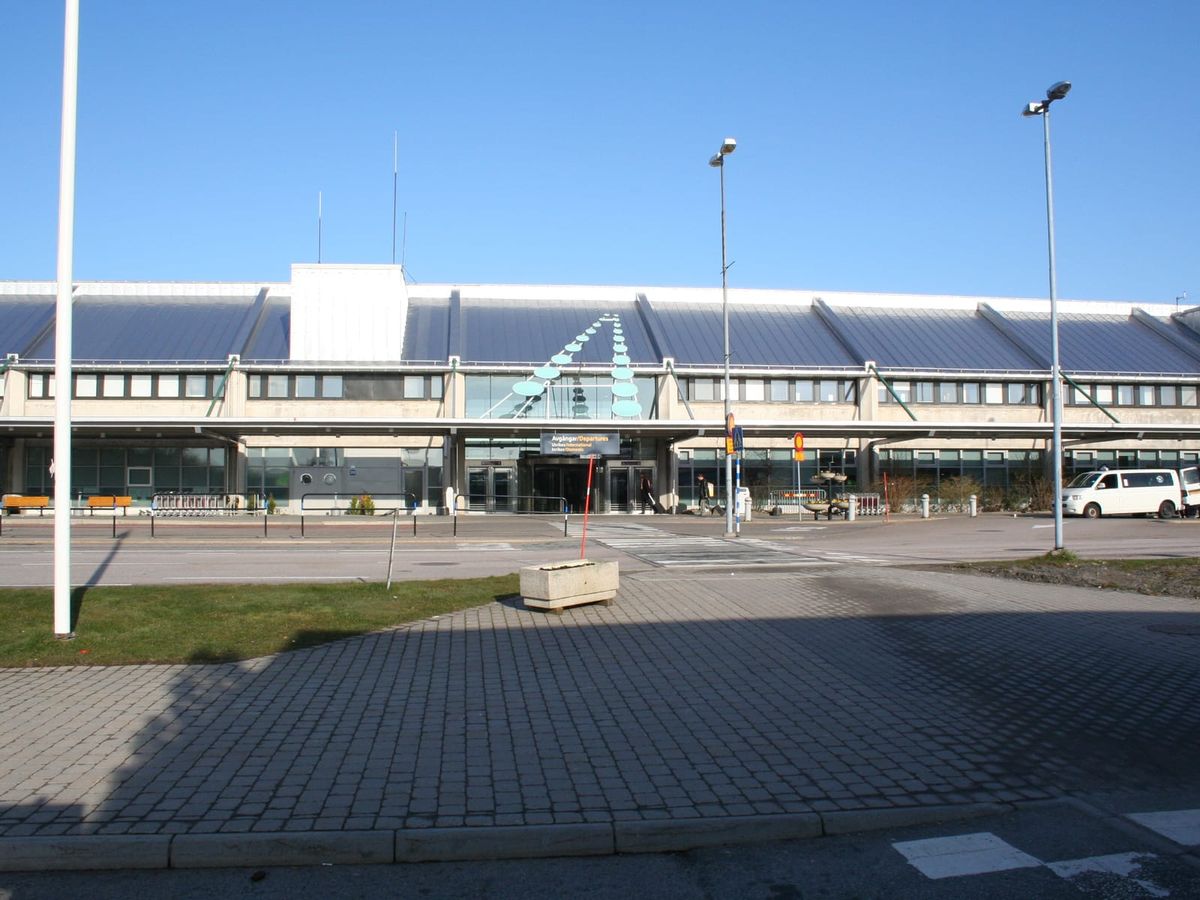 Terminalbyggnaden på Göteborg Landvetter Airport sedd från entrén till avgångshallen