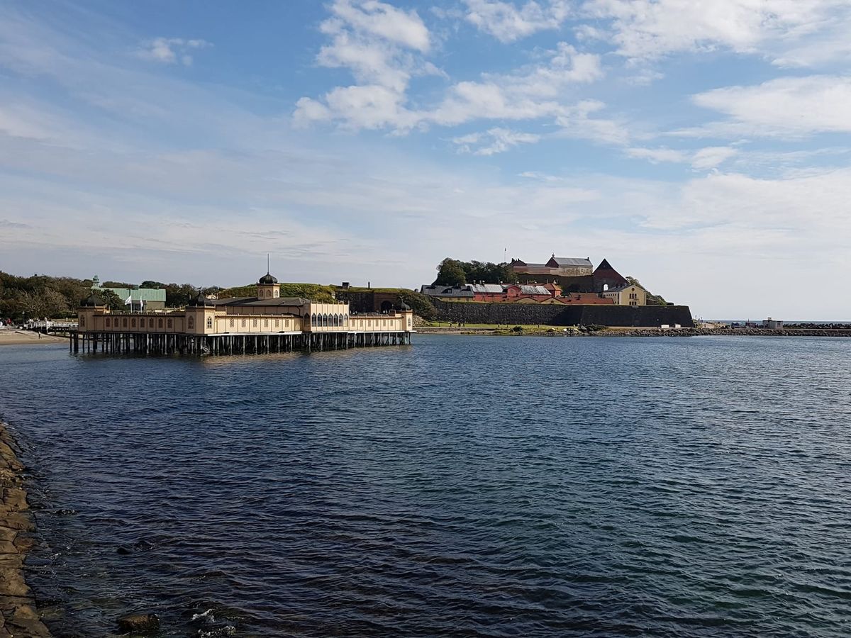 Kallbadhuset på pålar i havet framför Varbergs fästning